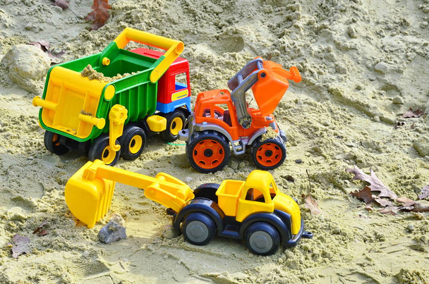 Παιδικά παιχνίδια σε ένα sandbox: άμμο φόρτωση αυτοσχεδιασμού - Φωτογραφία, εικόνα