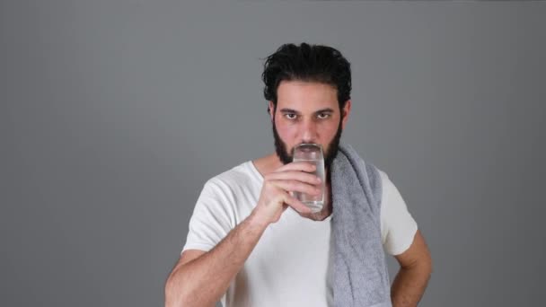 Mann trinkt Glas Frischwasser - Filmmaterial, Video