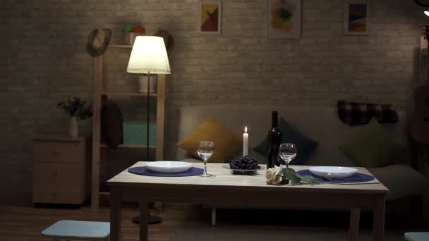 Romantikus hangulatú fedett asztal gyümölccsel és borral - Felvétel, videó