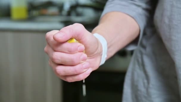 Close-up of the hands of a cook girl who prepares fresh fish salmon trout watering with lemon juice. Squeezes lemons hands. The concept of cooking healthy and vegan home cooking - Video, Çekim