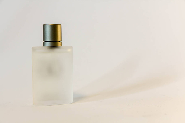 Frasco de perfume lechoso aislado sobre fondo blanco
 - Foto, Imagen