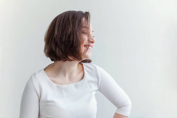 Schönheit Porträt jung glücklich positive brünette Frau auf weißem Hintergrund isoliert - Foto, Bild