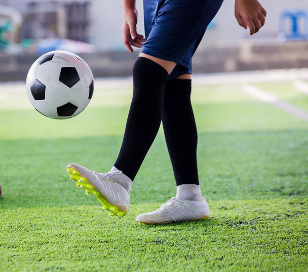Ποδόσφαιρο μπάλα αγόρι ποδοσφαίρου ζογκλέρ και τον έλεγχο - Φωτογραφία, εικόνα
