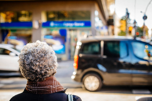 Takana näkymä musta etnisyys vanhempi nainen ylittäminen katu
 - Valokuva, kuva