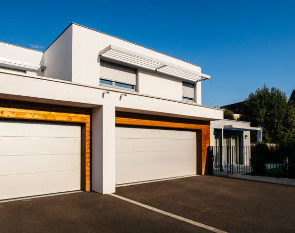 dům styl architektury s velkou garáž automatické dveře - Fotografie, Obrázek