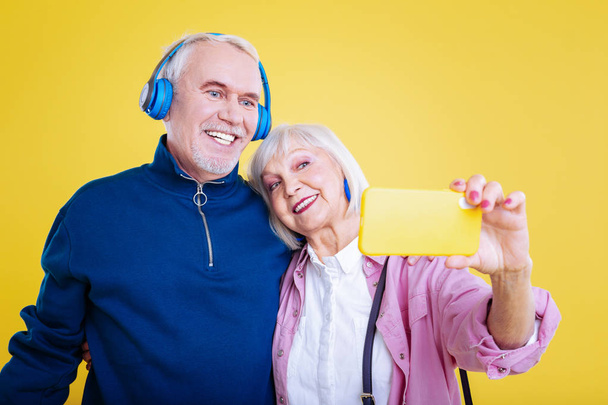 Starší dáma s růžové rty selfie s modrýma očima manžela - Fotografie, Obrázek