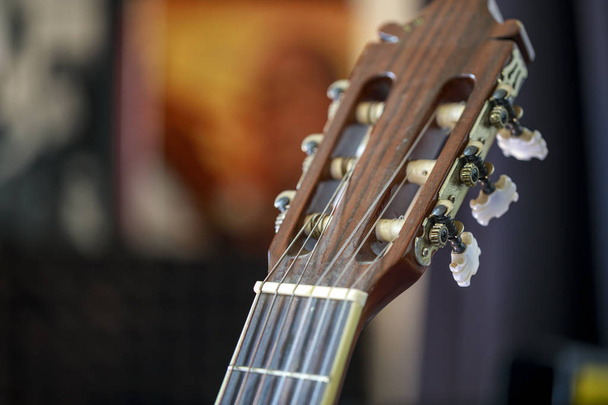 Akoestische gitaar hoofd voorraad met strijkers en tuning toetsen - Foto, afbeelding
