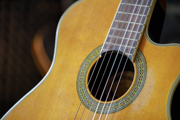 Акустична гітарна звукова діра зі струнами
 - Фото, зображення