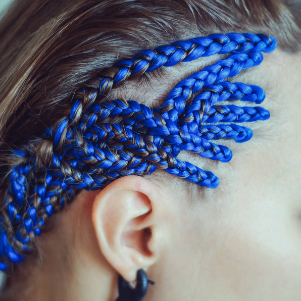 niebieski włosy mocno splecione w świątyni dziewczyna, tło napisów w salonie piękności - Zdjęcie, obraz