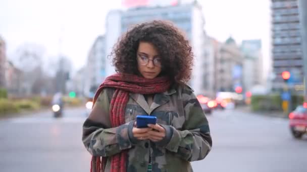 Časová prodleva mladá multietnická žena venkovní pomocí chytrých telefonů phubbing, sociální sítě, koncept bezdrátové komunikace - Záběry, video