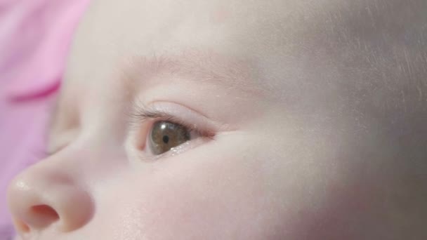 スローモーションで小さな赤ちゃんの目のクローズアップショット. - 映像、動画