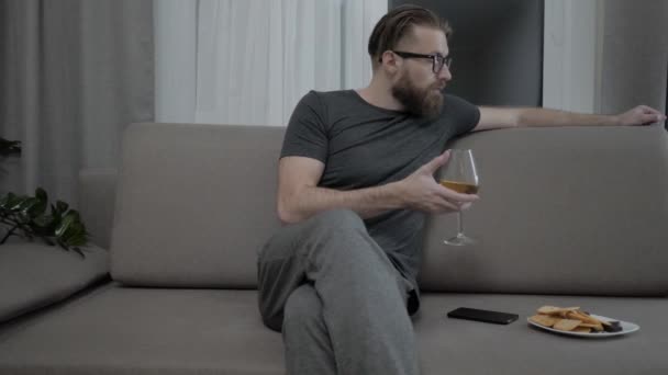 Handsome bearded man relaxing on sofa - Video, Çekim