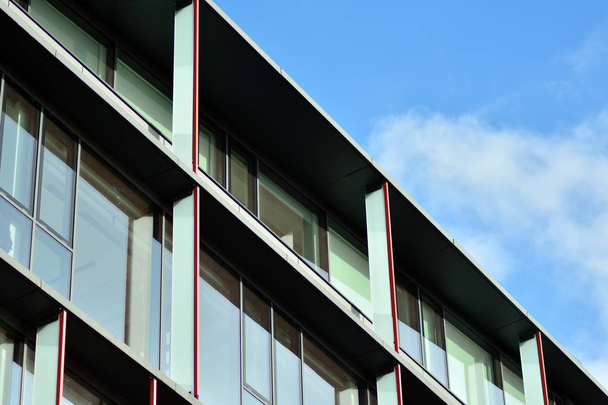 Небо відбивається в сучасному будівельному скляному фасаді
 - Фото, зображення