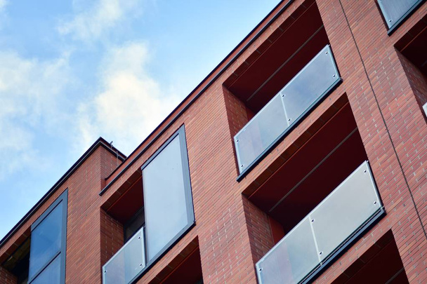 Modern appartement gebouw met grote ramen - Foto, afbeelding