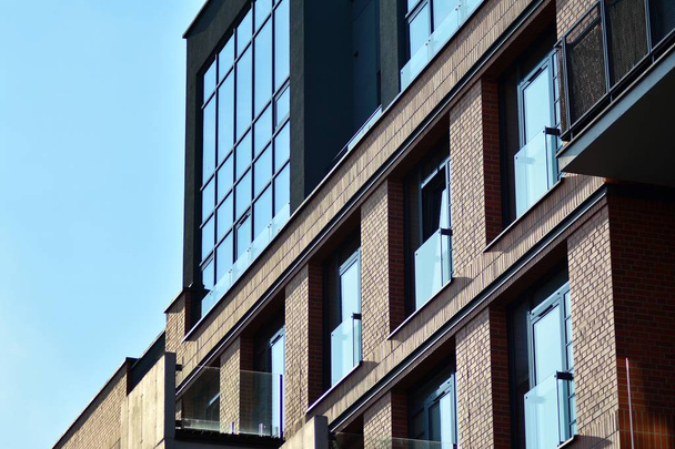 Modern appartement gebouw met grote ramen - Foto, afbeelding