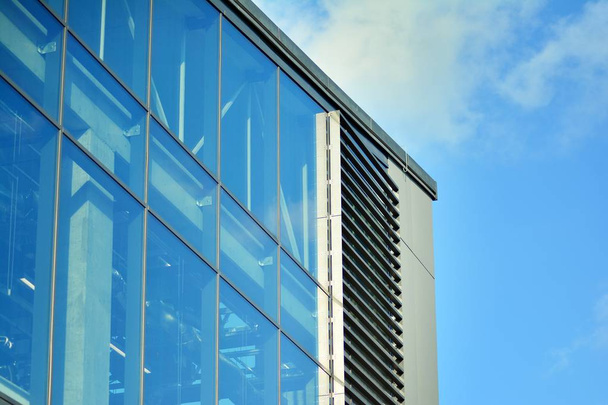 lucht weerspiegeld in een modern gebouw glazen gevel - Foto, afbeelding