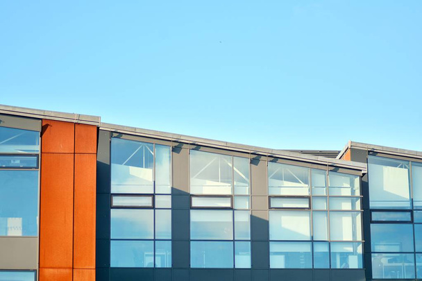 Céu refletido em uma fachada de vidro edifício moderno
 - Foto, Imagem