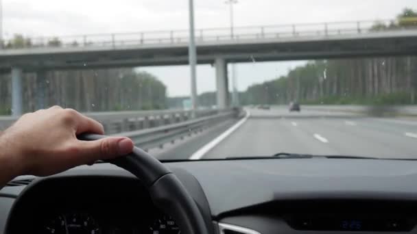 Mann fährt Auto. Autofahren im Urlaub, Natur. männliche Hand am Lenkrad Nahaufnahme. 4k - Filmmaterial, Video