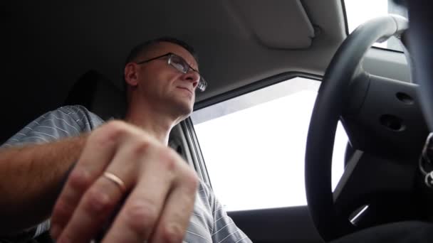 Idősebb ember vezet egy autó autópálya. Vezetői a kocsiját, a holiday férfi. 4k - Felvétel, videó