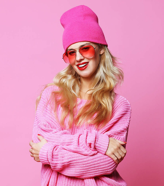 Cool cheerful girl with bright red lips wears modern knitted cap - Zdjęcie, obraz