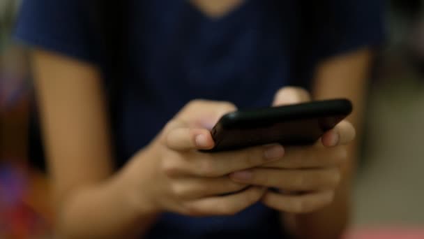 Adolescente enviando mensaje usando teléfono inteligente
 - Metraje, vídeo