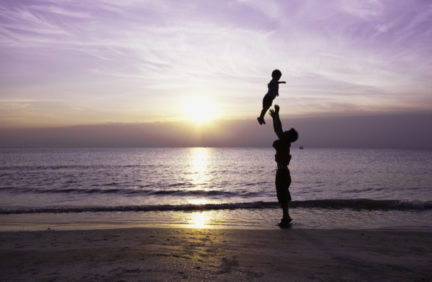Szczęśliwa rodzina o zabawy na plaży, ojciec i syn grać - Zdjęcie, obraz