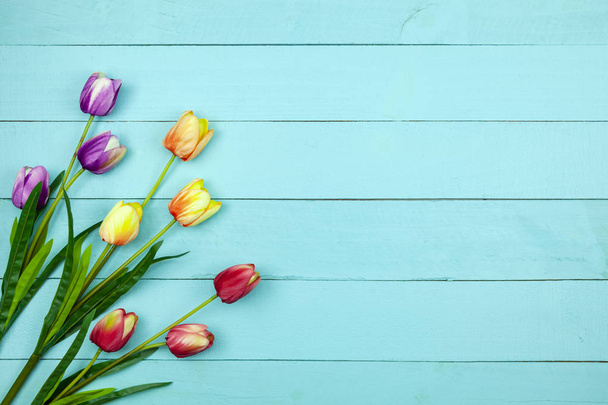 Λουλούδι άνοιξη του multi χρώματος τουλίπες σε ξύλο, επίπεδη θέσει εικόνα  - Φωτογραφία, εικόνα