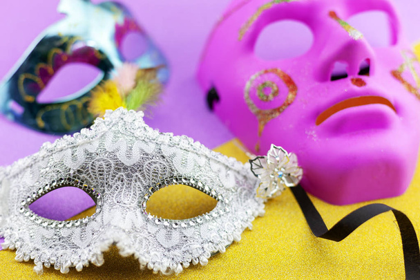 Een feestelijke, mooie witte mardi gras of carnaval masker  - Foto, afbeelding