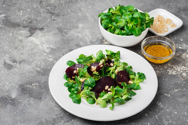 Salade végétarienne facile avec légumes frais et jeunes légumes verts sur plat blanc. Le concept d'une alimentation saine et adéquate
. - Photo, image