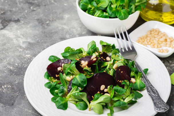Egyszerű vegetáriánus saláta, friss zöldségek és fiatal zöldek, fehér edényt. A koncepció a egészséges és megfelelő táplálkozás. - Fotó, kép