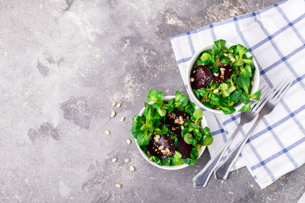 Egyszerű vegetáriánus saláta, friss zöldségek és zöldek, fehér tálak keleti stílusban. A koncepció az egészséges táplálkozás. - Fotó, kép