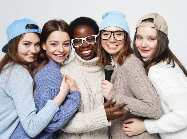 diverse multi nation girls group, teenage friends company cheerful having fun with microphone - Zdjęcie, obraz