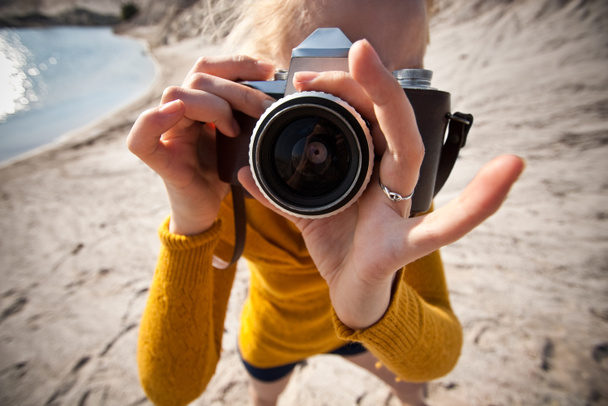 γυναίκα με μια φωτογραφική μηχανή, λήψη φωτογραφιών - Φωτογραφία, εικόνα