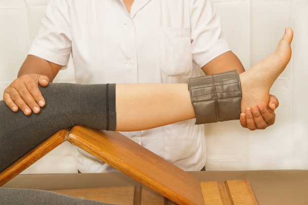 Treinamento de reabilitação para músculos do joelho e quatriceps com éter físico
 - Foto, Imagem