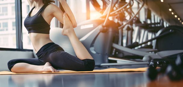 Donna che fa esercizio di yoga in palestra fitness su stuoia stile di vita sano praticare o allenamento rilassarsi, concetto banner Web
. - Foto, immagini