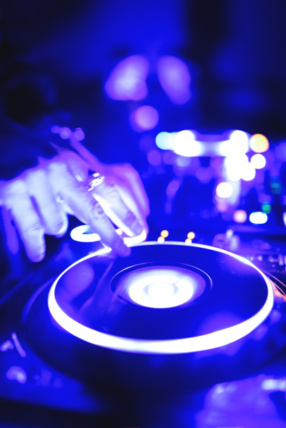  man hand disc jockey mixing and blending music tracks - Фото, зображення