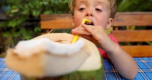 Schattige jongen kokosnoot water drinken - Video