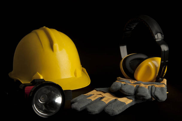  Ασφάλεια κίτρινο κράνος, δέρμα γάντι, ακουστικών, κεφάλι λυχνία  - Φωτογραφία, εικόνα