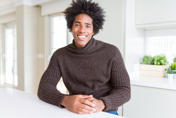 African American man dragen winter trui met een gelukkig en cool glimlach op het gezicht. Gelukkig persoon. - Foto, afbeelding