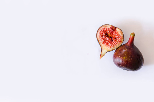 Wytnij dojrzałych fig i zupełnie białe tło - Zdjęcie, obraz