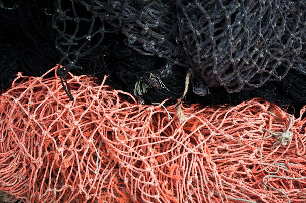 Redes de pesca vermelhas e negras
 - Foto, Imagem