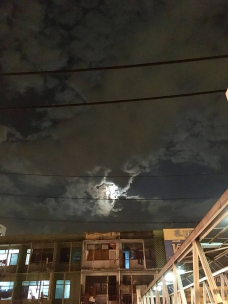 Holdfény a rejtélyes éjszaka ég - Fotó, kép