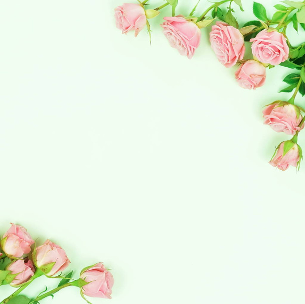 bovenaanzicht van mooie rozen op groene achtergrond - Foto, afbeelding