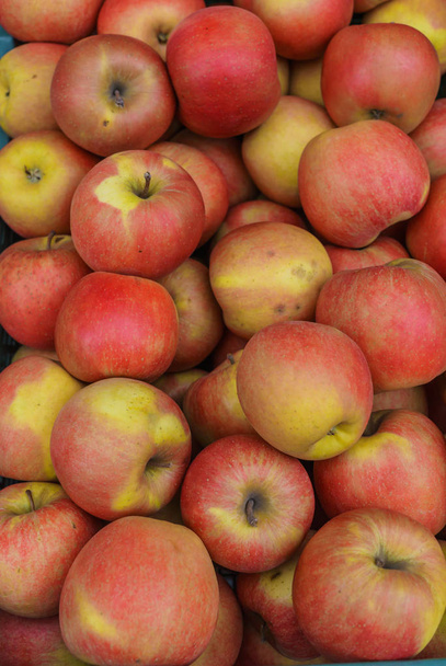 Des pommes rouges dans un tiroir. Vue latérale. Heure d'automne
. - Photo, image