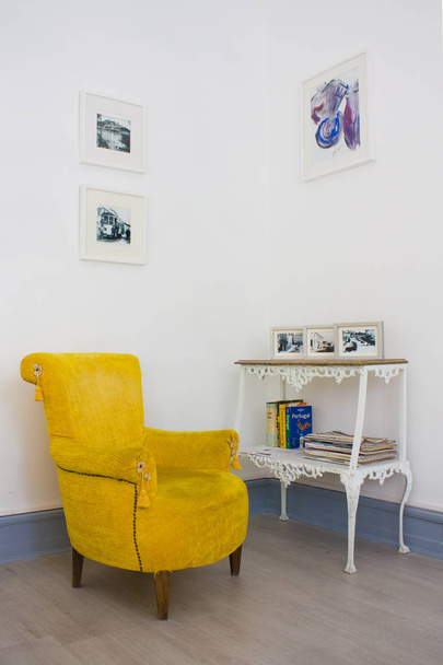 Bílý interiér s retro křeslo žluté - Fotografie, Obrázek