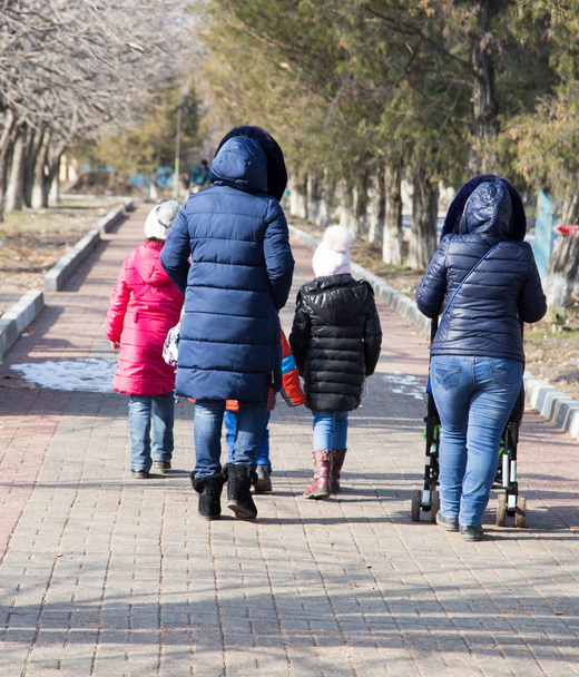 Familie mit Kindern spaziert im Park - Foto, Bild