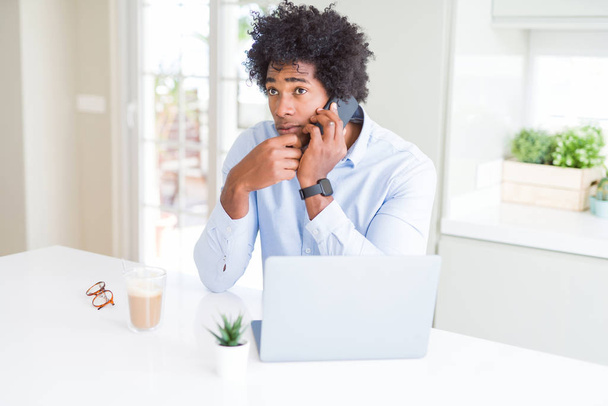 Homem de negócios afro-americano falando no telefone cara séria pensando sobre pergunta, ideia muito confusa
 - Foto, Imagem