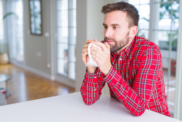 ハンサムな男の家で一杯のコーヒーを飲む - 写真・画像