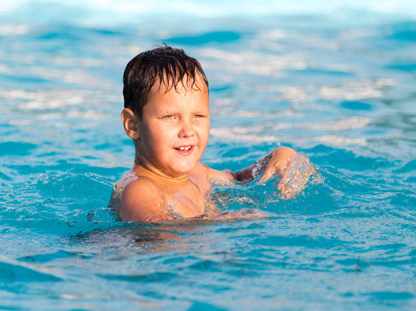 le garçon nage dans la piscine - Photo, image