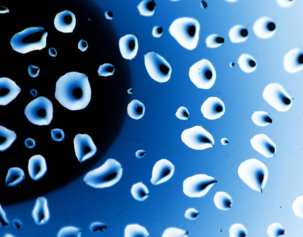 drops of water on a blue background - Fotoğraf, Görsel